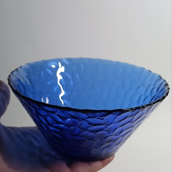 Arcoroc France Sapphire Blue Glass Bowl, Hammered Look, Arcoroc Vercors - Picture 5 of 7